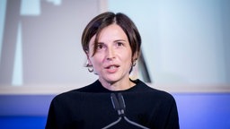 Die Autorin Dorothee Elmiger bei ihrer Dankesrede nach dem Gewinn des Deutschen Buchpreises 2025 im Römer in Frankfurt am Main.
