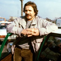Auf dem BIld ist Götz Geiorge in seiner Rolle als Horst Schimanski zu sehen