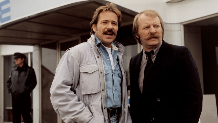 Auf dem Bild ist Götz George in seiner Rolle als Horst Schimanski zu sehen - gemeinsam mit Eberhard Feik als Christian Thanner