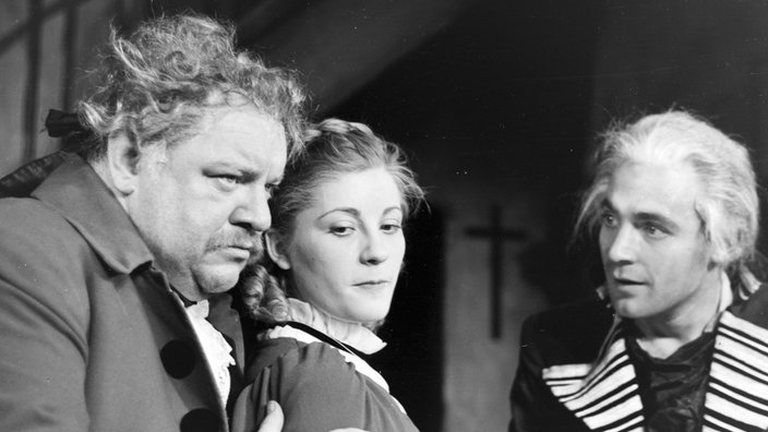 Die deutschen Schauspieler Heinrich George (v.l.) als Stadtmusikant Miller, Gisela Uhlen als seine Tochter Luise und Raimund Schelcher als Ferdinand in Schillers "Kabale und Liebe"
