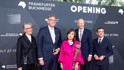 Karin Schmidt-Friderichs (l-r), Börsenvereins des Deutschen Buchhandels, Wolfram Weimer, Staatsminister für Kultur und Medien, Loren Legarda, philippinische Senatorin, Armin Schwarz (CDU), Kultusminister von Hessen, und Oberbürgermeister Mike Josef (SPD)