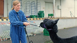 Fritzi Haberlandt hält in dem Film "Wilma will mehr" ein Alpaka an der Leine.