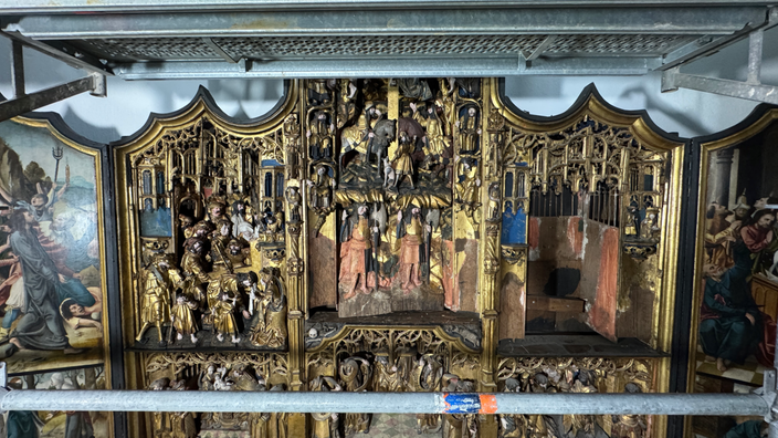 Altar mit vielen Schnitzereien und Figuren aus dem 16.Jahrhundert
