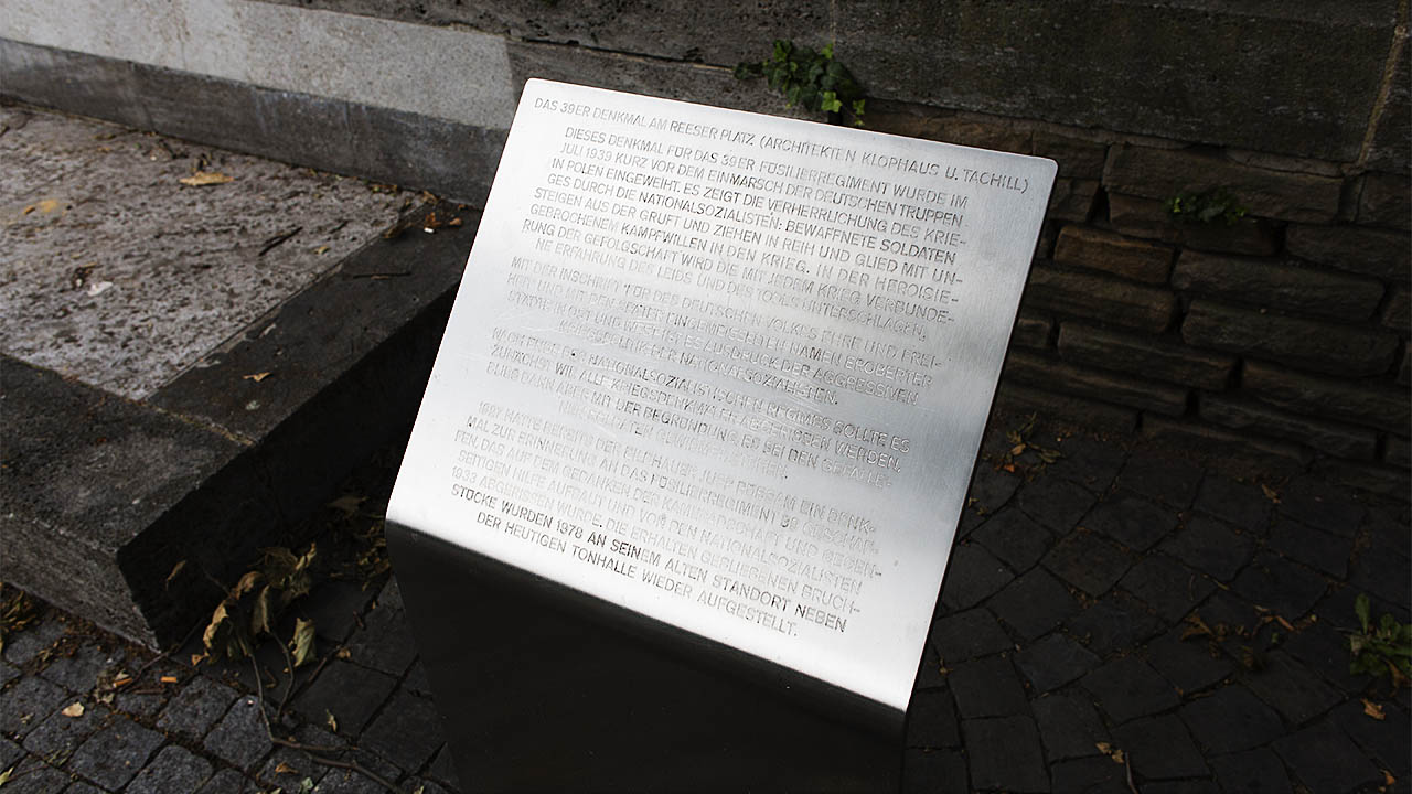 Kriegsdenkmal in Düsseldorf, Reeser Platz, Nahaufnahme der Informationstafel