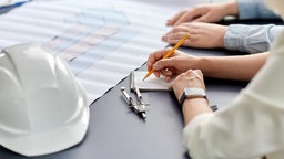 Symbolbild Architektur: Der britische Architektenverband Riba kritisiert in einer neuen Studie die anhaltend toxische Arbeitskultur in vielen Architekturbüros.