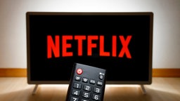 Netflix-Logo auf einem Fernseher. 