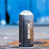 Eine leere Spraydose vor einer blauen Wand.