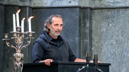 Rapper Kutlu Yurtseven spricht während der Trauerfeier für die KZ-Überlebende Bejarano in der Kapelle (2021).