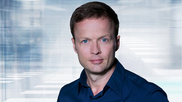 Georg Restle vor dem Logo der Sendung Monitor