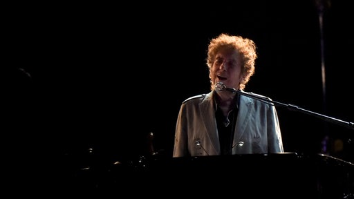 Bob Dylan sitzt 2017 beim "Firefly Music Festival" in Dover, Delaware am Klavier