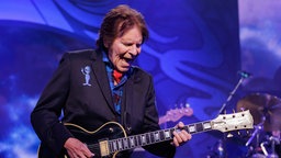 John Fogerty von Creedence Clearwater Revival tritt zum Abschluss der Global Conference des Milken Institute auf.