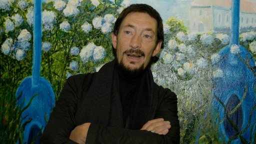 Chris Rea 2005 vor seinen Gemälden