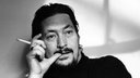 Chris Rea 1992 nachdenklich mit Zigarette in der Hand