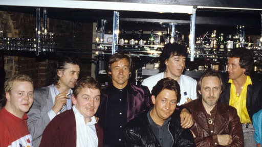 Willie and the Poor Boys und weitere Musiker in einer Bar in London