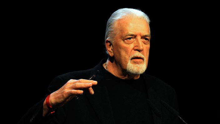 Der britische Musiker Jon Lord spricht während der Swiss Music Awards in Zürich.