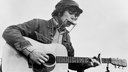 Sänger Donovan, 1965 mit Mundharmonika und Gitarre