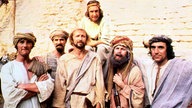 Mitglieder der Komikergruppe Monty Python am Set des Films "Das Leben des Brian"