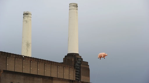 Fliegendes Schwein über dem Battersea-Kraftwerk in London als Teil einer Werbekampagne für Pink Floyd
