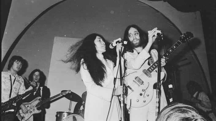 John Lennon und Yoko Ono bei einem Liveauftritt 1969