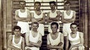 Mick Jagger (hintere Reihe ganz rechts) auf einem Schulfoto von 1960 oder 1961 mit seiner Basketballmannschaft