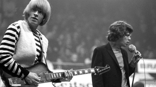 Sänger Mick Jagger und Gitarrist Brian Jones beim ersten Konzert der Rockband Rolling Stones in Deutschland in der Halle Münsterland in Münster