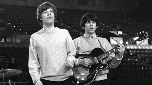 Mick Jagger und Keith Richards stehen 1964 in London auf der Bühne