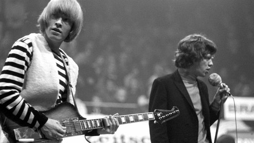 Brian Jones und Mick Jagger stehen 1965 in Münster auf der Bühne