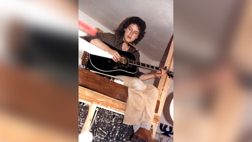 Wolfgang Niedecken spielt Gitarre auf dem Hochbett, Ende der 70er Jahre