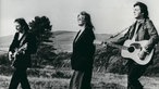 Linda und Paul McCartney musizierend in der Natur