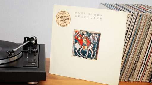 "Graceland"-Schallplatte von Paul Simon neben Plattenspieler