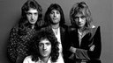 Schwarz-weiß Foto der Bandmitglieder von Queen, 1974 aufgenommen