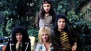 Queen Mitte der 1970er vor grünem Garten-Hintergrund