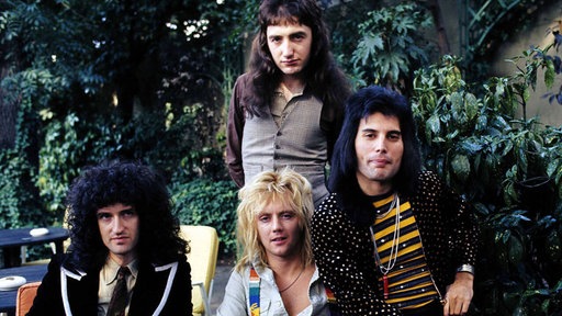 Queen Mitte der 1970er vor grünem Garten-Hintergrund