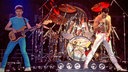 John Deacon und Freddie Mercury stehen bei einem Queen-Konzert 1982 in Michigan auf der Bühne
