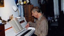 Der Komponist Luc Ferrari am Klavier, 2003