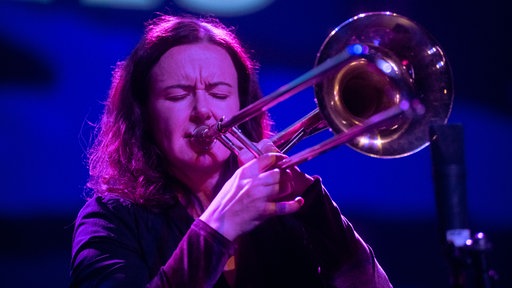 WDR Jazzpreisträgerin 2020, die Posaunistin Shannon Barnett, kam mit ihrem Trio Who Manatee nach Gütersloh.