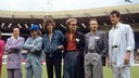 Musiker beim Live Aid-Konzert 1985: (l-r) Adam Ant, Elton John, Bob Geldof, Gary Kemp, Midge Ure und Tony Hadley, im Wembley Stadion in London im Jahr 1985
