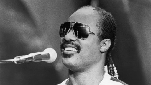 Musiker Stevie Wonder am Mikro 1985