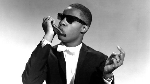 Stevie Wonder in jungen Jahren (Anfang/Mitte der 60er) mit Mundharmonika