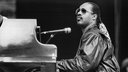Stevie Wonder sitzt 1984 bei einem Auftritt in Berlin am Konzertflügel