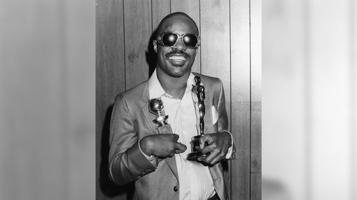 Stevie Wonder hält 1985 sowohl den Golden-Globe als auch die Oscar-Trophäe in der Hand