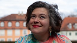 Porträtaufnahme von Nora Gomringer.