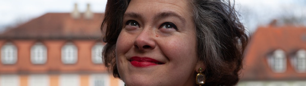 Porträtaufnahme von Nora Gomringer.