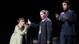 Adriana Bastidas-Gamboa, Elizabeth Reiter, Cameron Shahbazi auf der Bühne des Stücks "Picture A Day Like This"