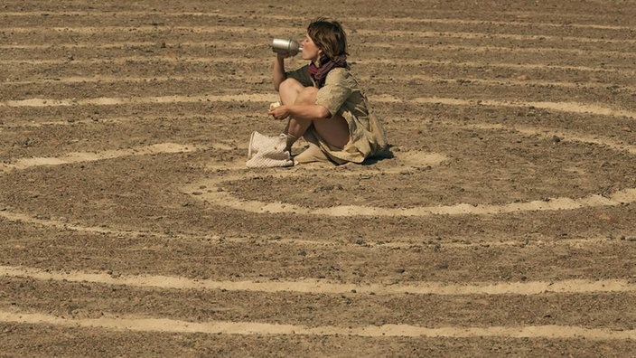 Devrim Lingnau als Maria Reiche im Film "Maria Reiche – Das Geheimnis der Nazca-Linien"