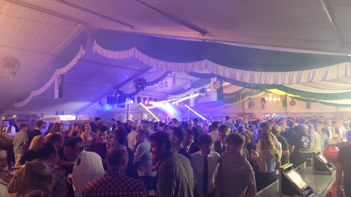 Ein volles Schützenfestzelt in Partylicht