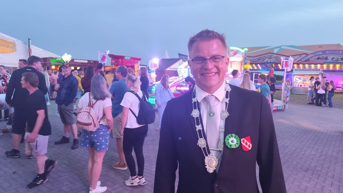 Vorsitzender des Schützenvereins Erle, Andreas Pass, steht auf dem Festgelände