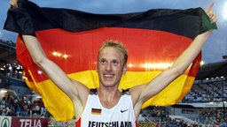 Jan Fitschen jubelt am Dienstag (08.08.2006) nach seinem Sieg über 10000 Meter bei der 19. Leichtathletik Europameisterschaft im Ullevi-Stadion in Göteborg
