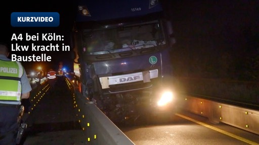 Ein Lkw kracht auf der Autobahn bei Köln in eine Baustelle und steckt fest