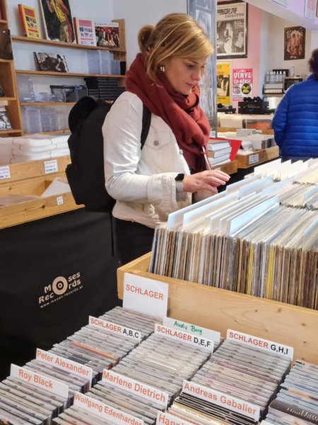 Ann-Kristin Pott in einem Schallplattenladen